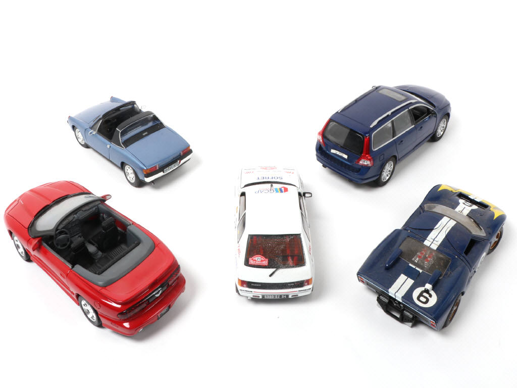 Lot 109 - DIVERS (5)