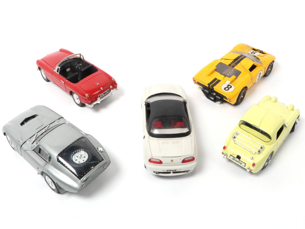 Lot 110 - DIVERS (5)