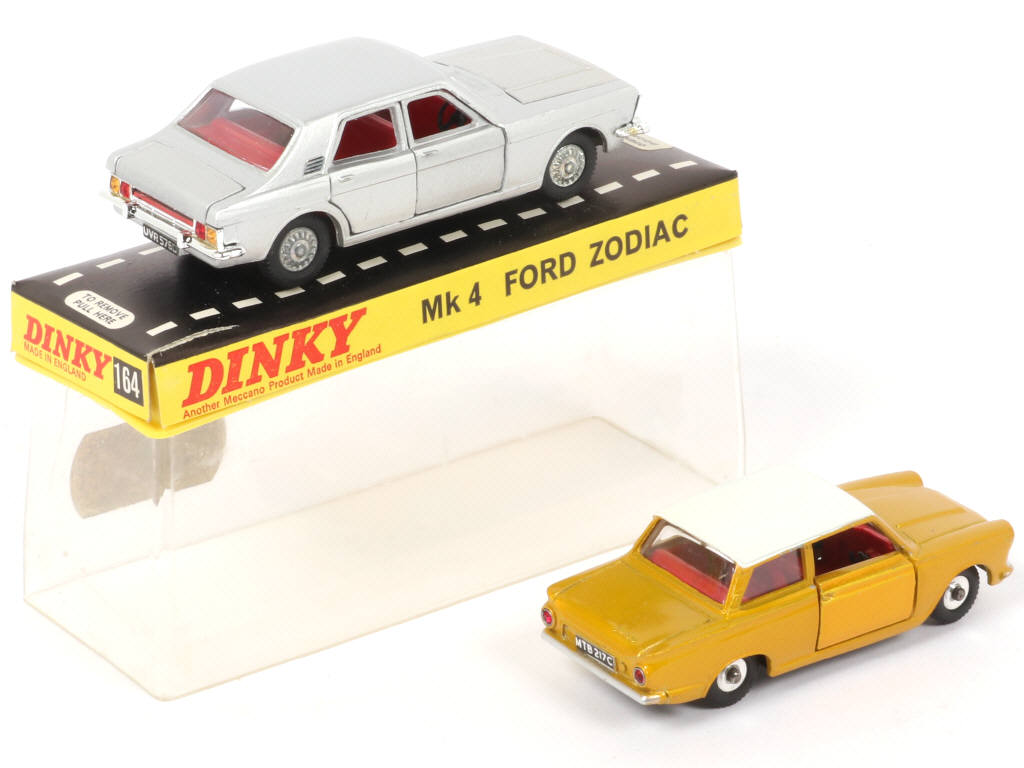 Lot 318 - DINKY TOYS (GB) (2)