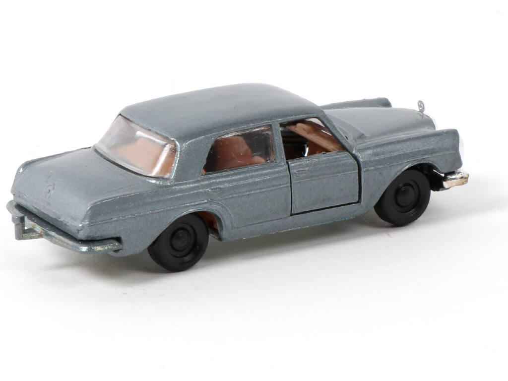 Lot 98 - MAJORETTE (FRANCE) (1)