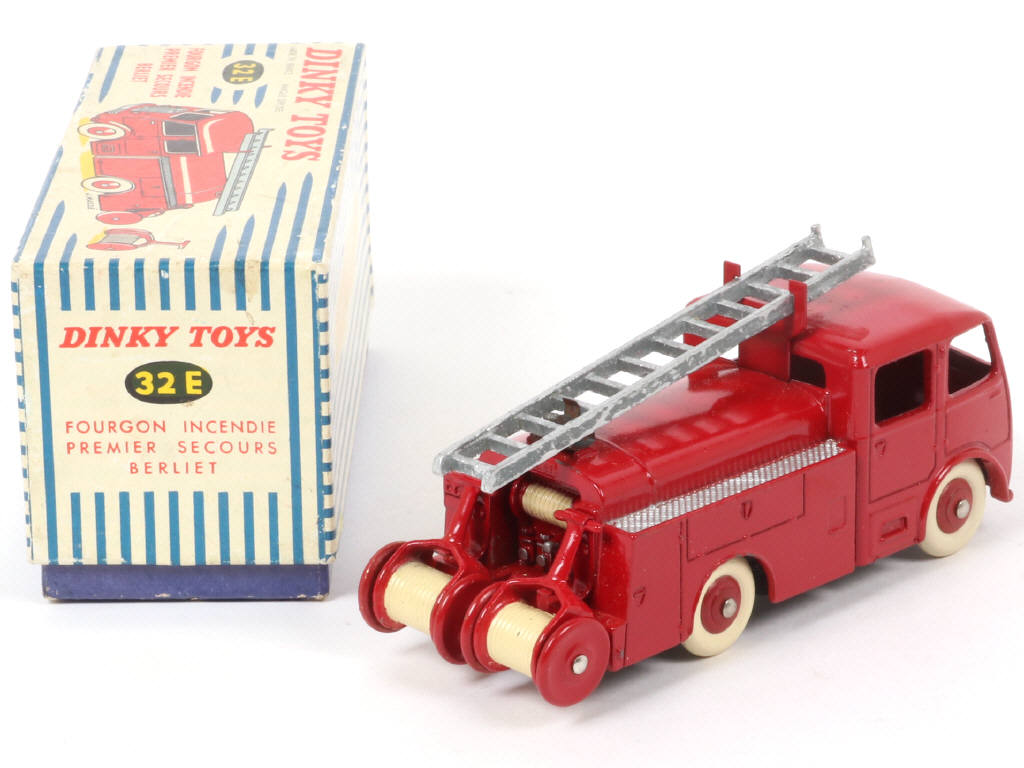 Lot 189 - DINKY TOYS (FRANCE) (1)