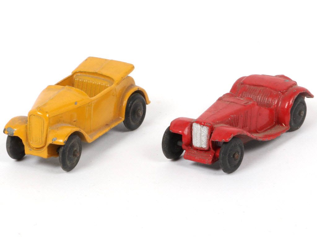 Lot 167 - DINKY TOYS (GB) (2)