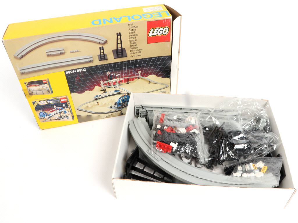 Lot 174 - LEGO (DANEMARK) (2)