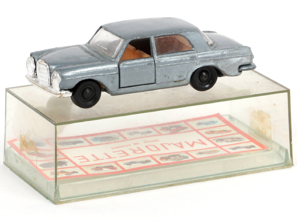 Lot 228 - MAJORETTE (FRANCE) (1)