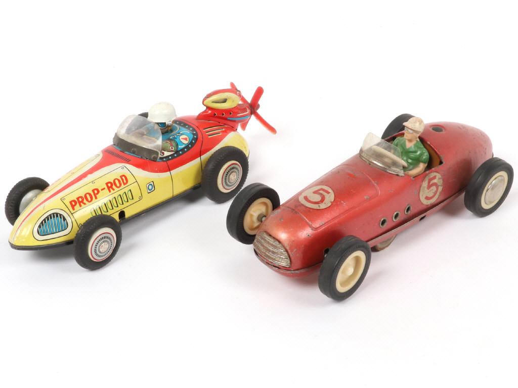 Lot 103 - DIVERS (2)