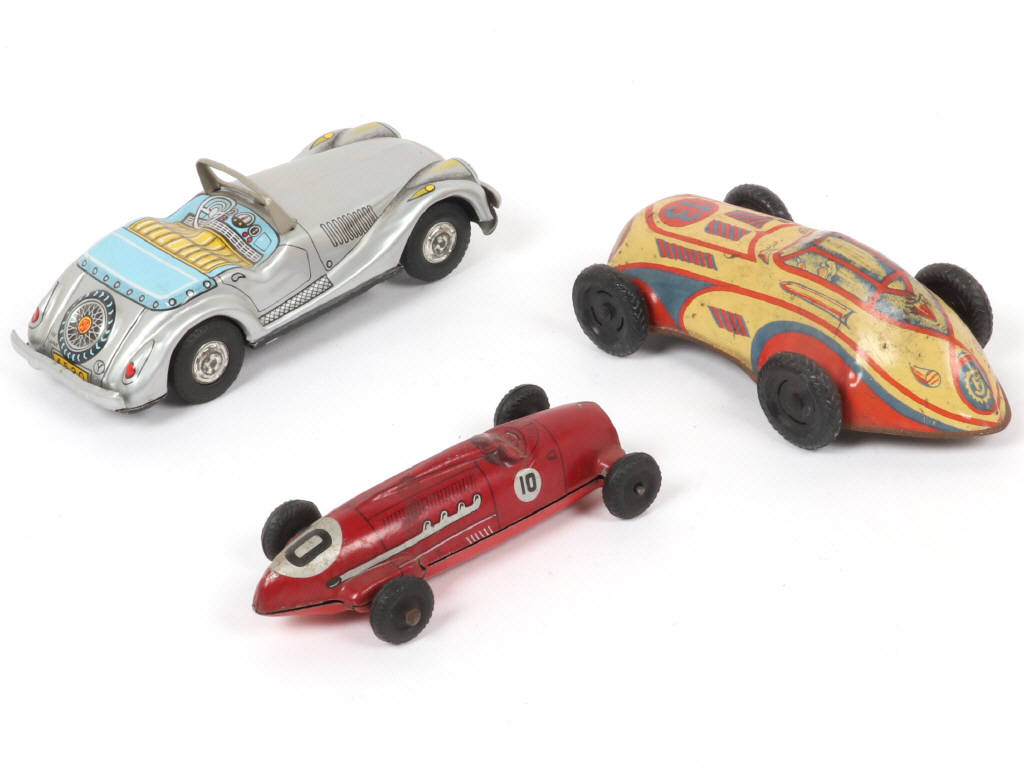 Lot 104 - DIVERS (3)