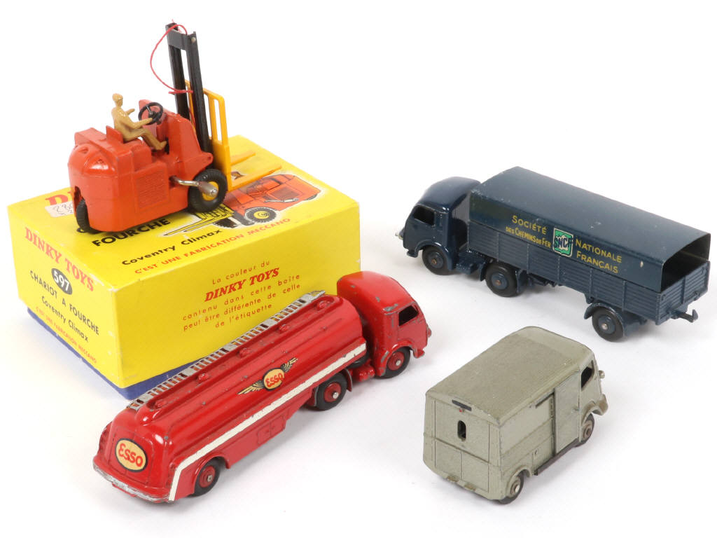 Lot 333 - DINKY TOYS (FRANCE) (4)