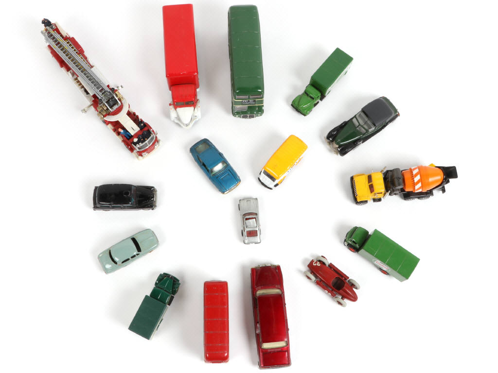 Lot 122 - DIVERS (16)