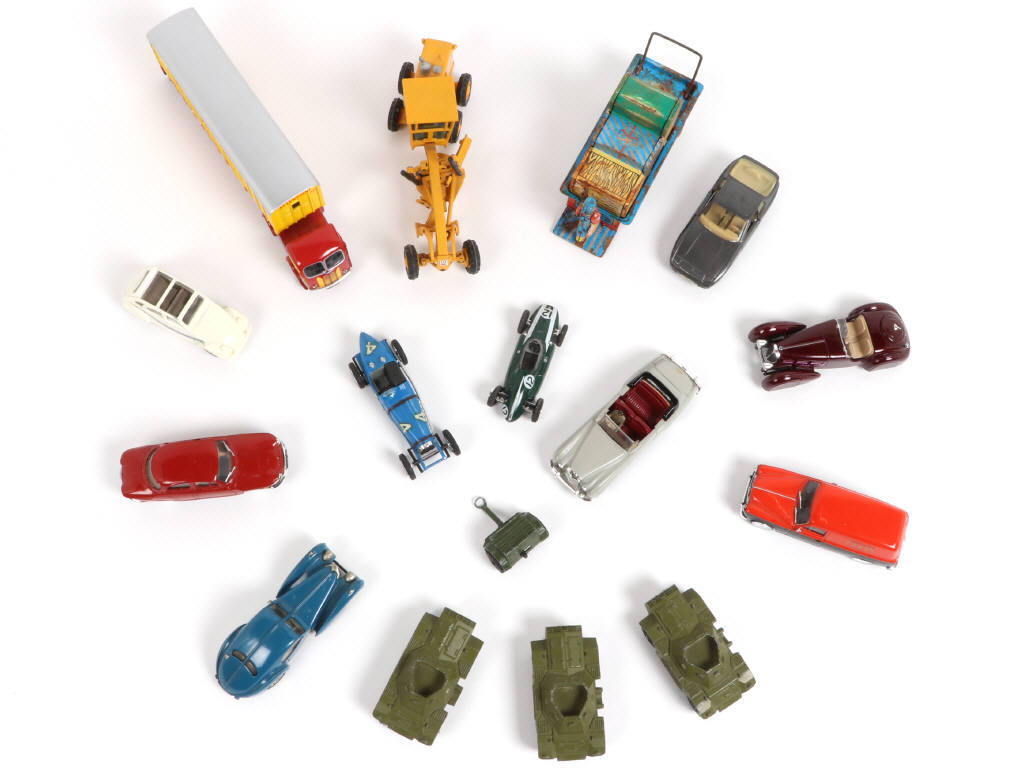 Lot 121 - DIVERS (16)