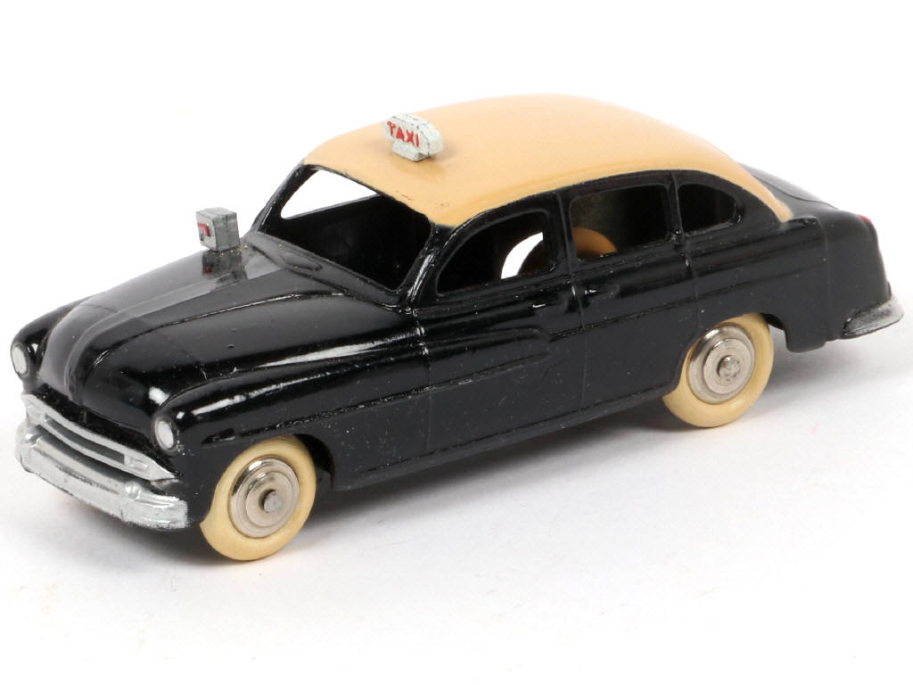 Lot 302 - DINKY TOYS (FRANCE) (1)