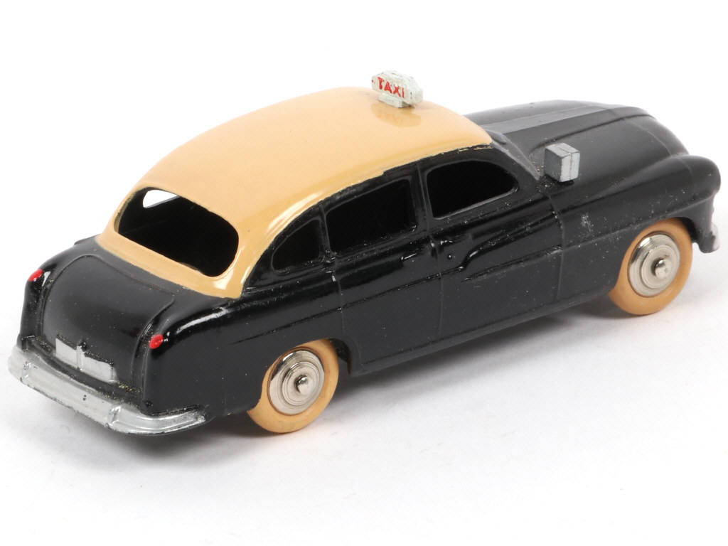Lot 302 - DINKY TOYS (FRANCE) (1)