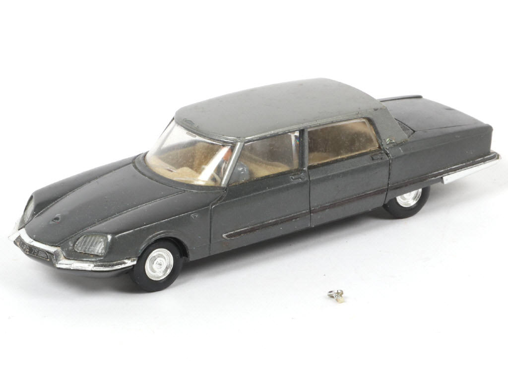 Lot 303 - DINKY TOYS (FRANCE) (1)