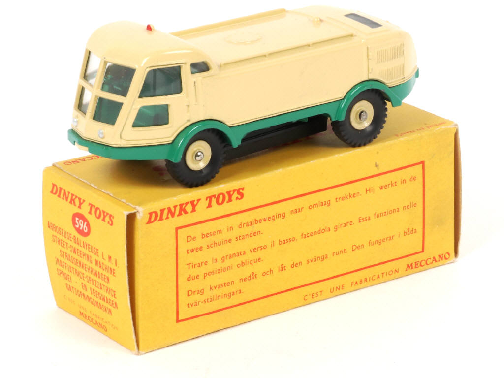 Lot 322 - DINKY TOYS (FRANCE) (1)