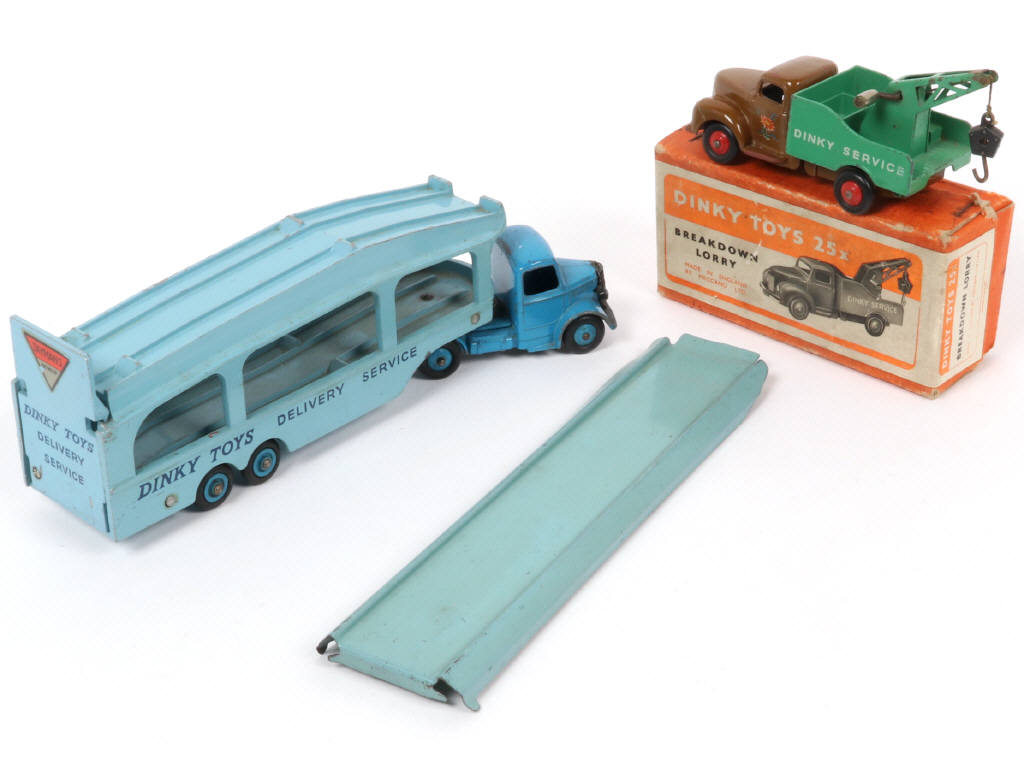Lot 282 - DINKY TOYS (GB) (2)