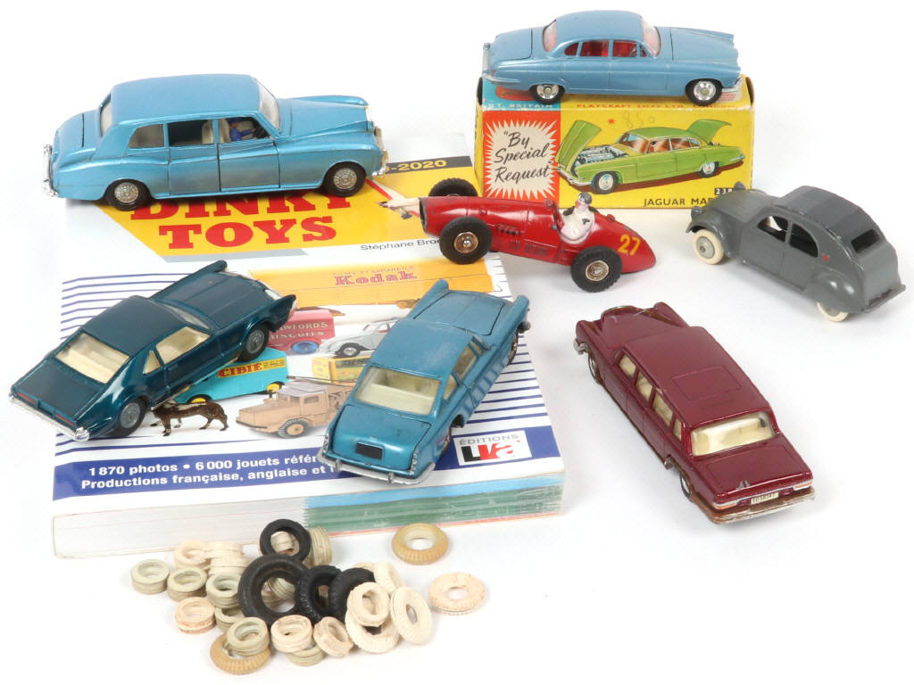 Lot 113 - DIVERS (8)