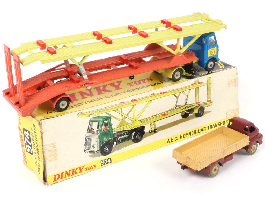 Lot 283 - DINKY TOYS (GB) (2)