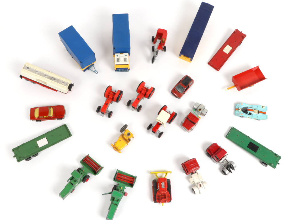 Lot 128 - DIVERS (22)