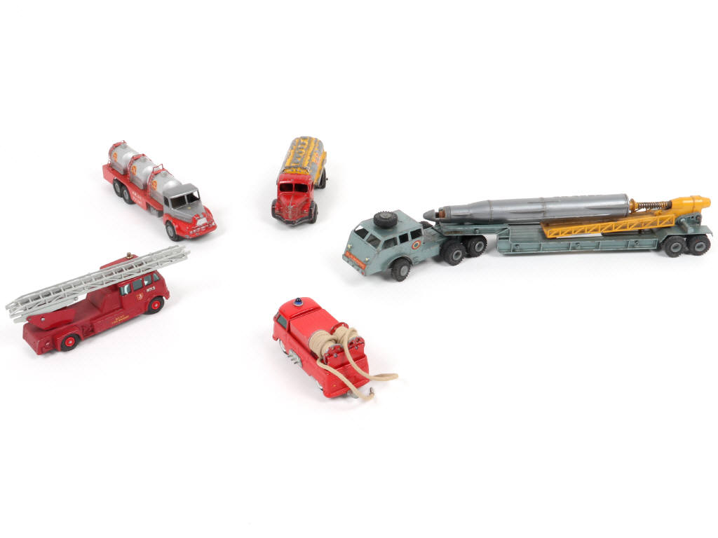 Lot 124 - DIVERS (5)