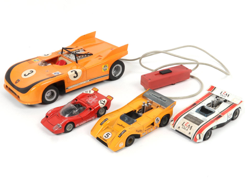 Lot 73 - DIVERS (4)