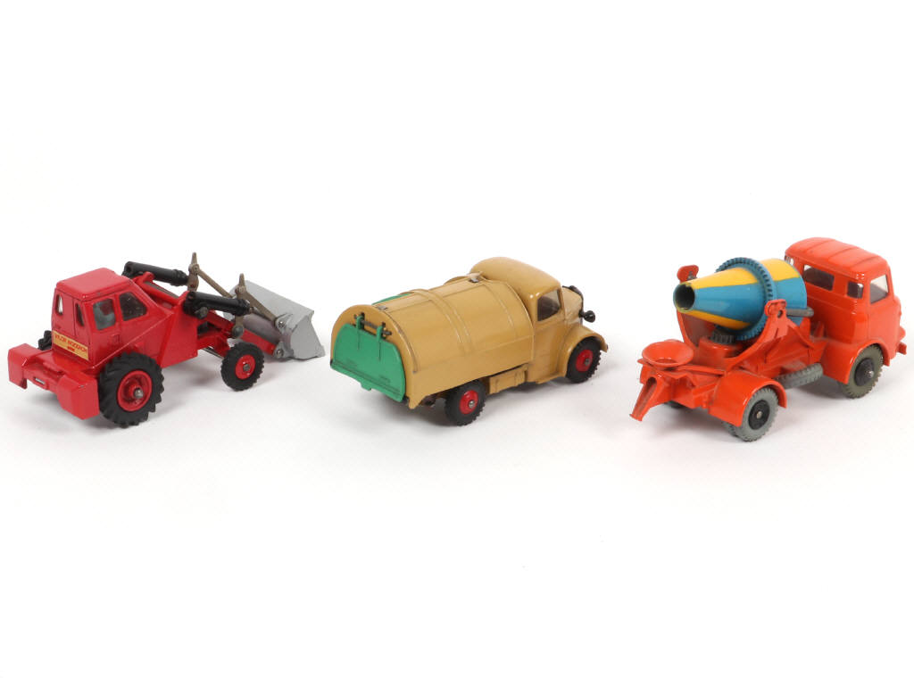 Lot 340 - DINKY TOYS (GB) (3)