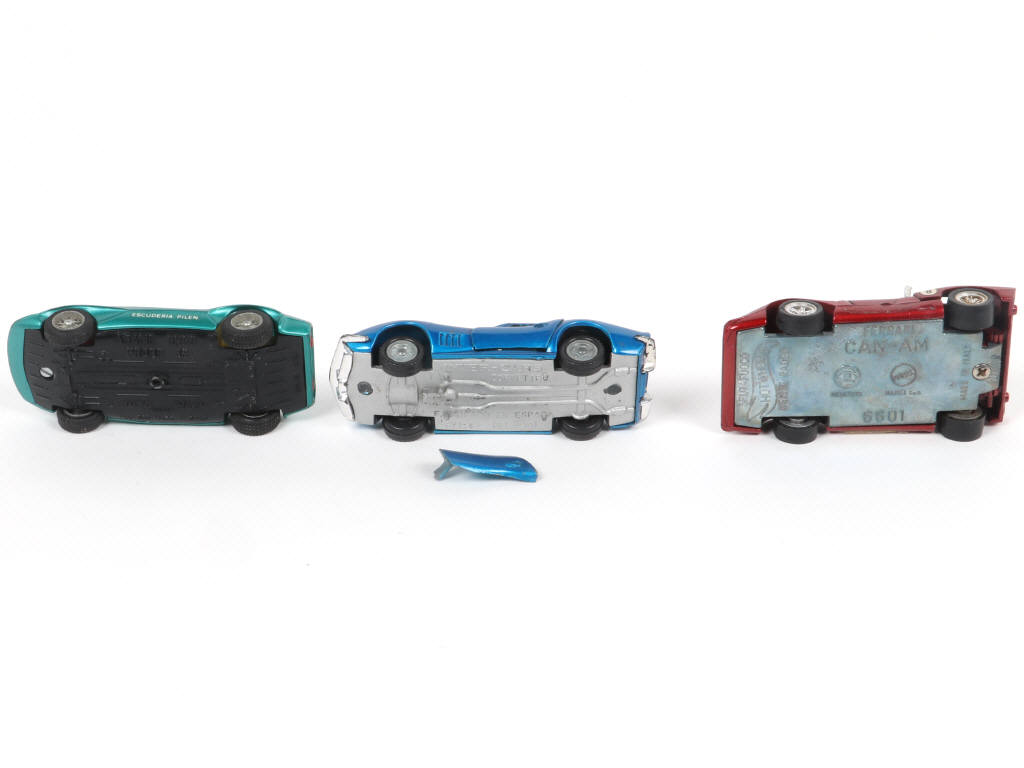 Lot 122 - DIVERS (3)