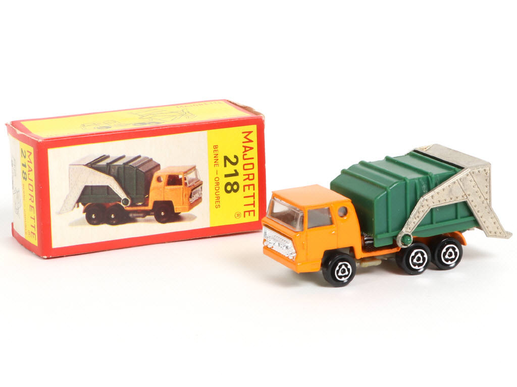 Lot 132 - MAJORETTE (FRANCE) (1)