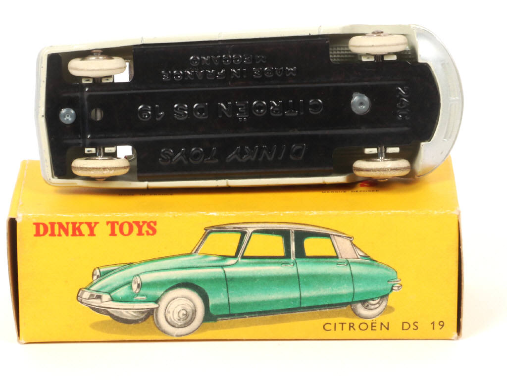 Lot 323 - DINKY TOYS (FRANCE) (1)