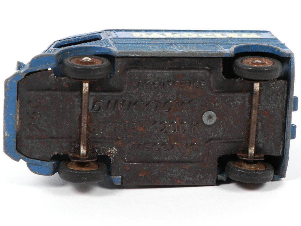Lot 393 - DINKY TOYS (FRANCE) (1)