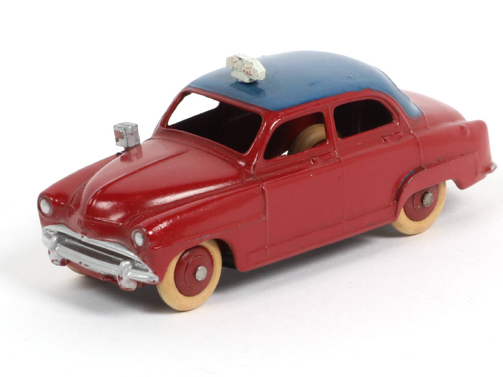 Lot 230 - DINKY TOYS (FRANCE) (1)