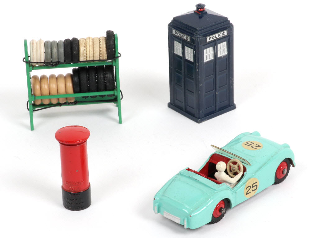 Lot 202 - DINKY TOYS (GB) (4)