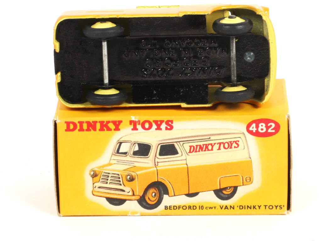 Lot 145 - DINKY TOYS (GB) (1)