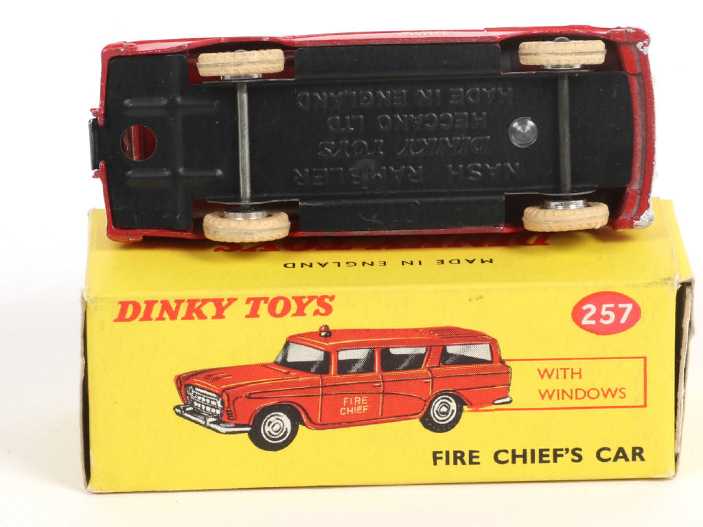Lot 135 - DINKY TOYS (GB) (1)