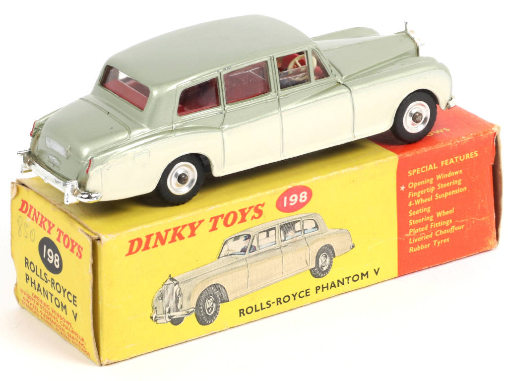 Lot 132 - DINKY TOYS (GB) (1)