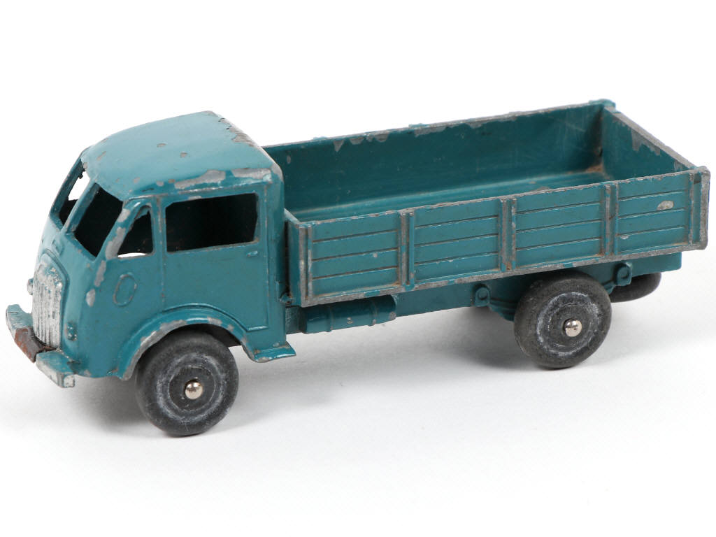Lot 251 - DINKY TOYS (FRANCE) (1)