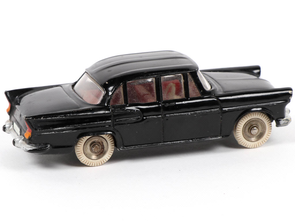 Lot 236 - DINKY TOYS (FRANCE) (1)