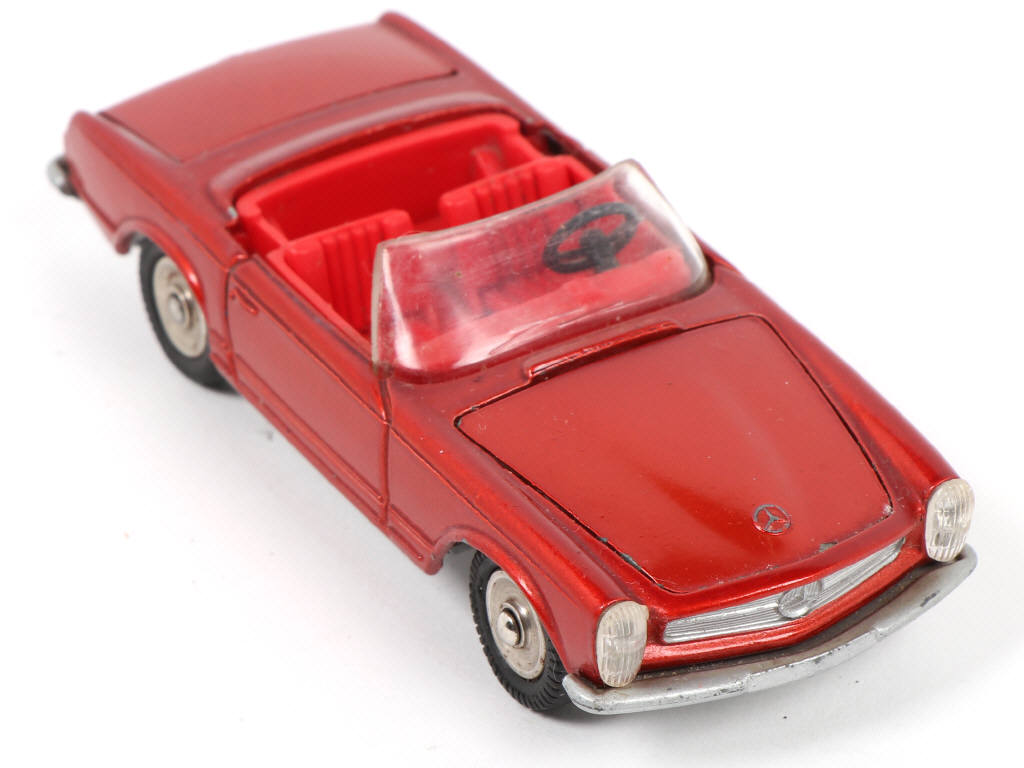 Lot 237 - DINKY TOYS (FRANCE) (1)