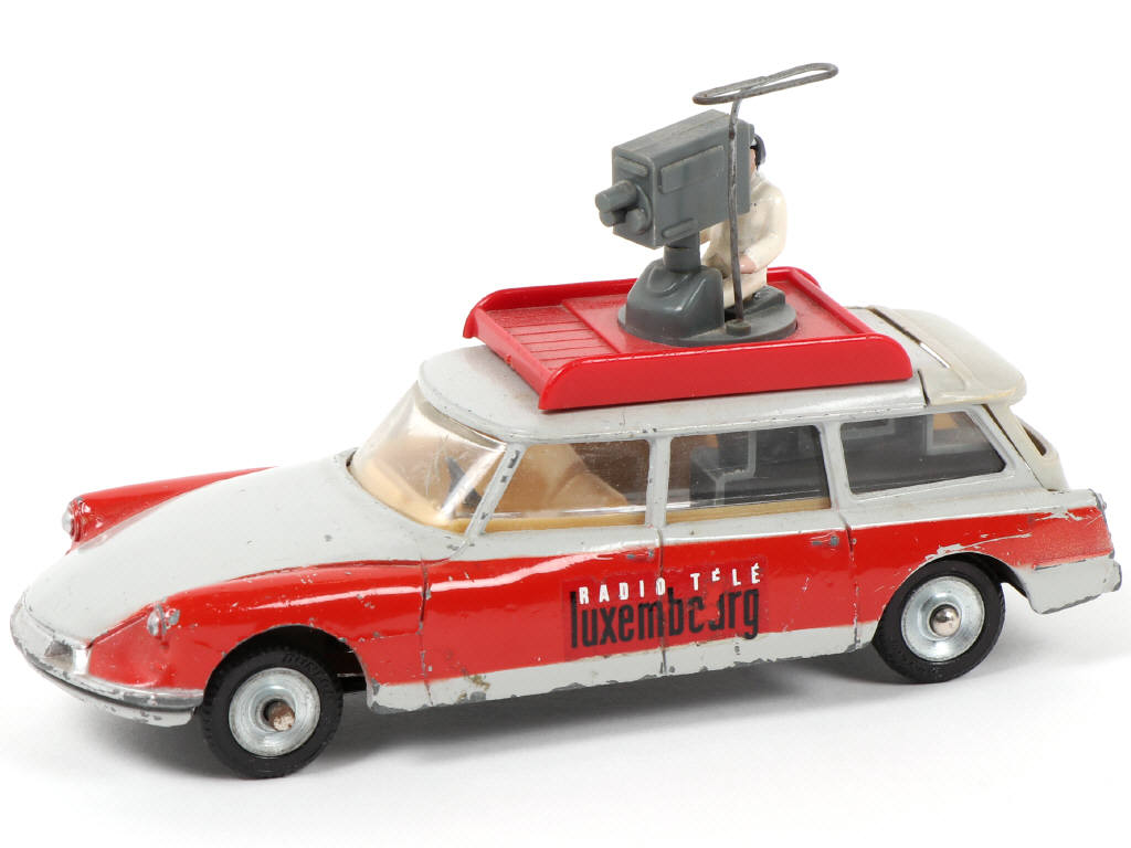 Lot 242 - DINKY TOYS (FRANCE) (1)
