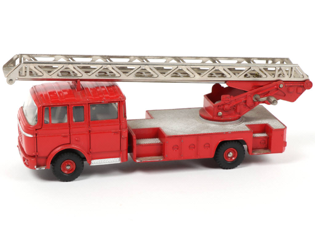 Lot 257 - DINKY TOYS (FRANCE) (1)