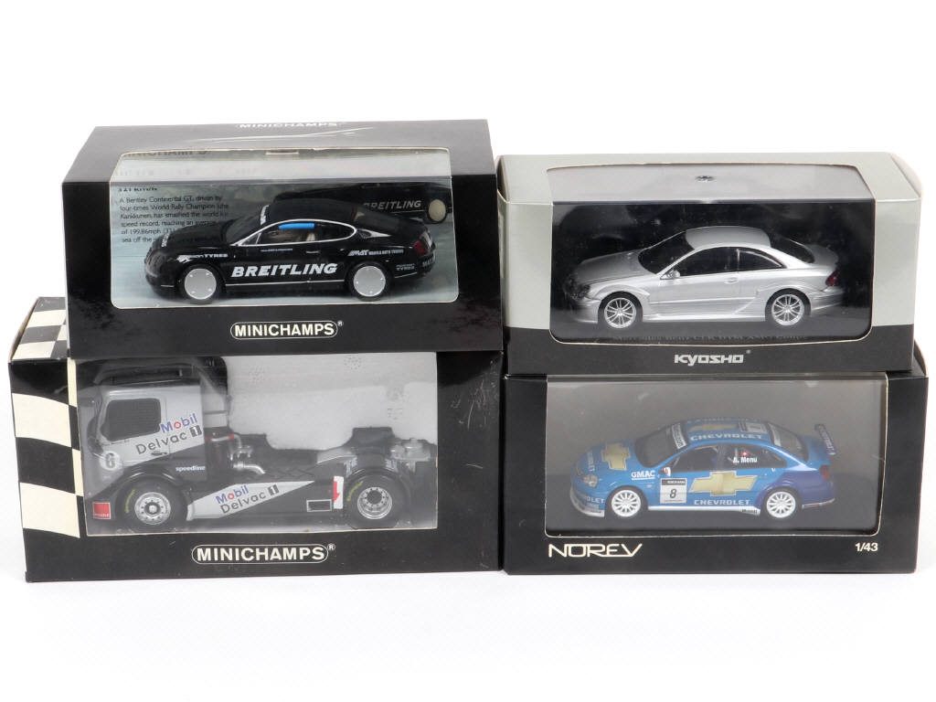 Lot 213 - DIVERS (4)