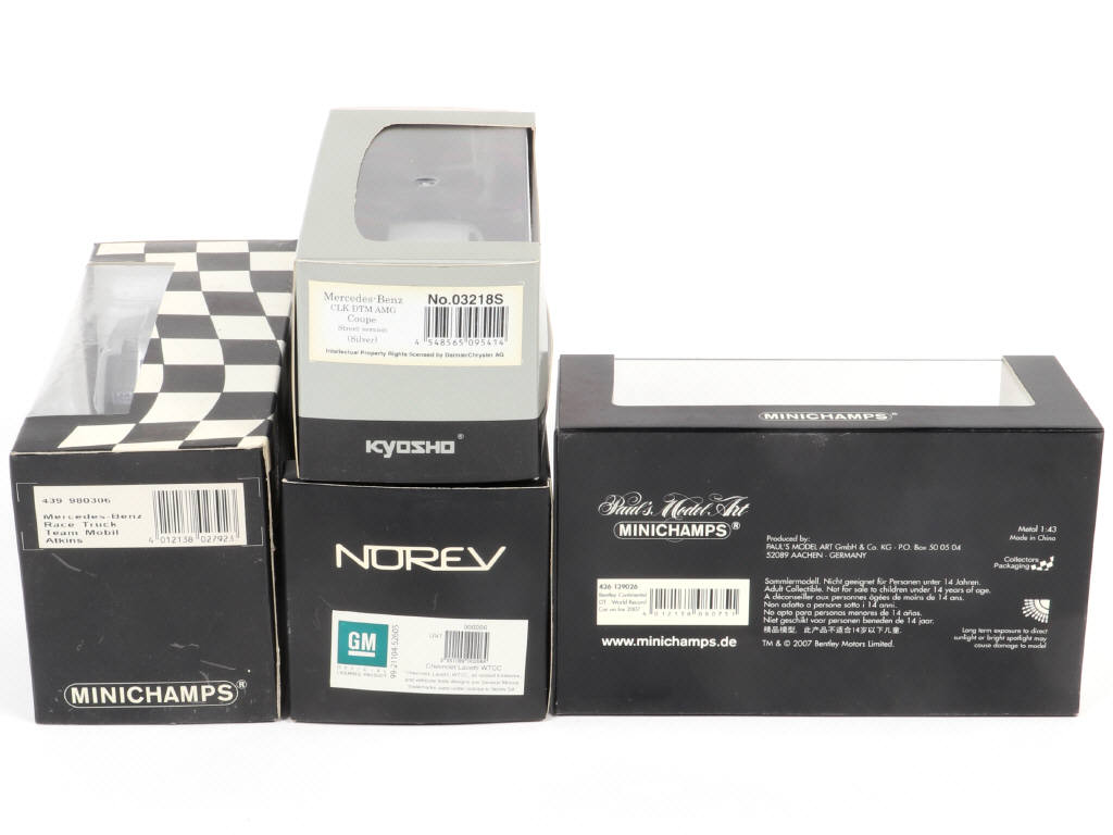 Lot 213 - DIVERS (4)