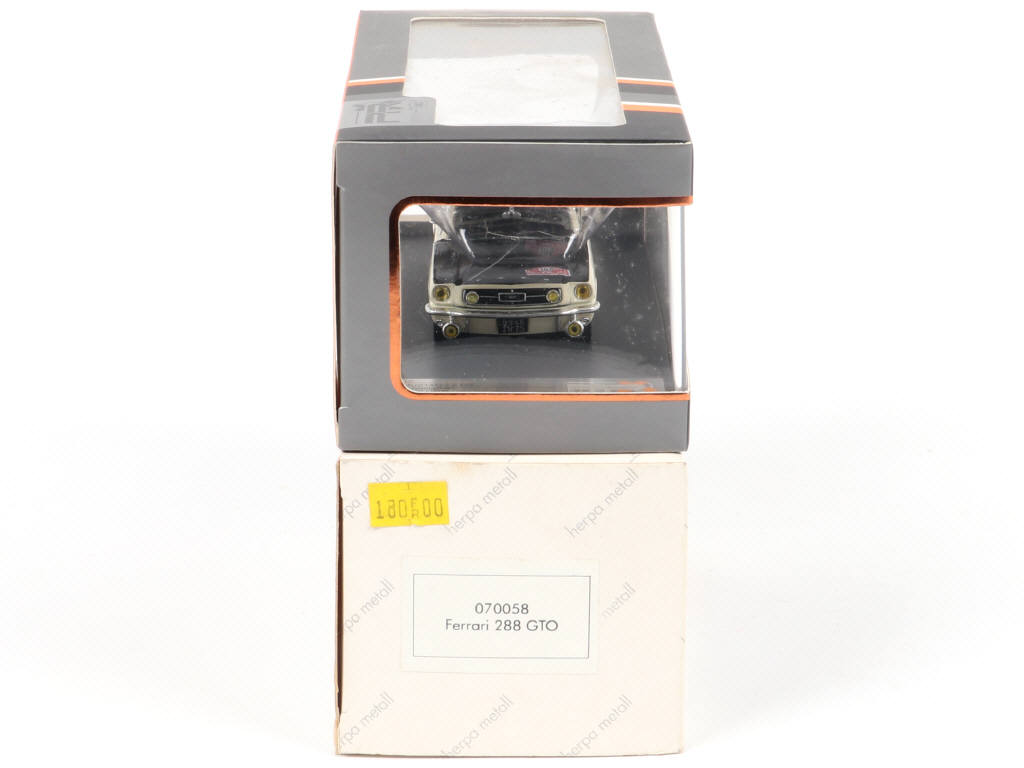 Lot 210 - DIVERS (2)