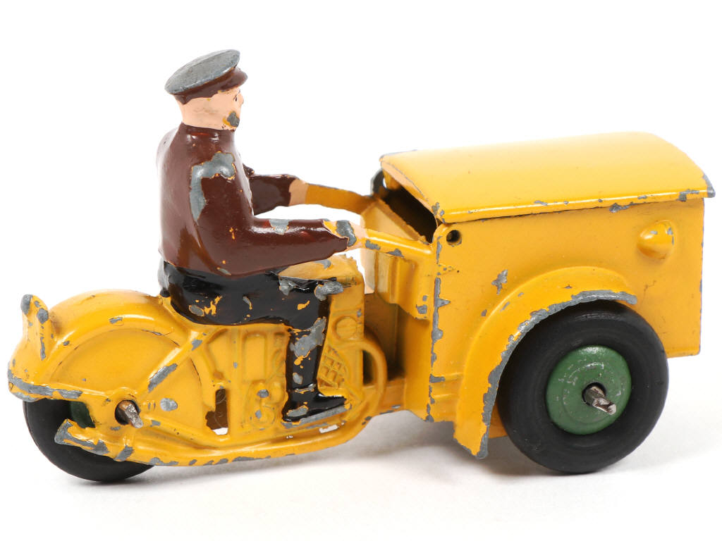 Lot 404 - DINKY TOYS (FRANCE) (1)