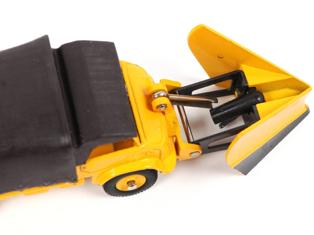 Lot 432 - DINKY TOYS (FRANCE) (1)