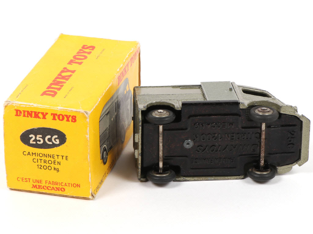 Lot 429 - DINKY TOYS (FRANCE) (1)