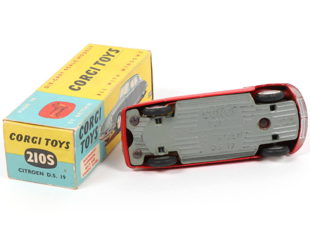 Lot 131 - CORGI TOYS (GB) (1)