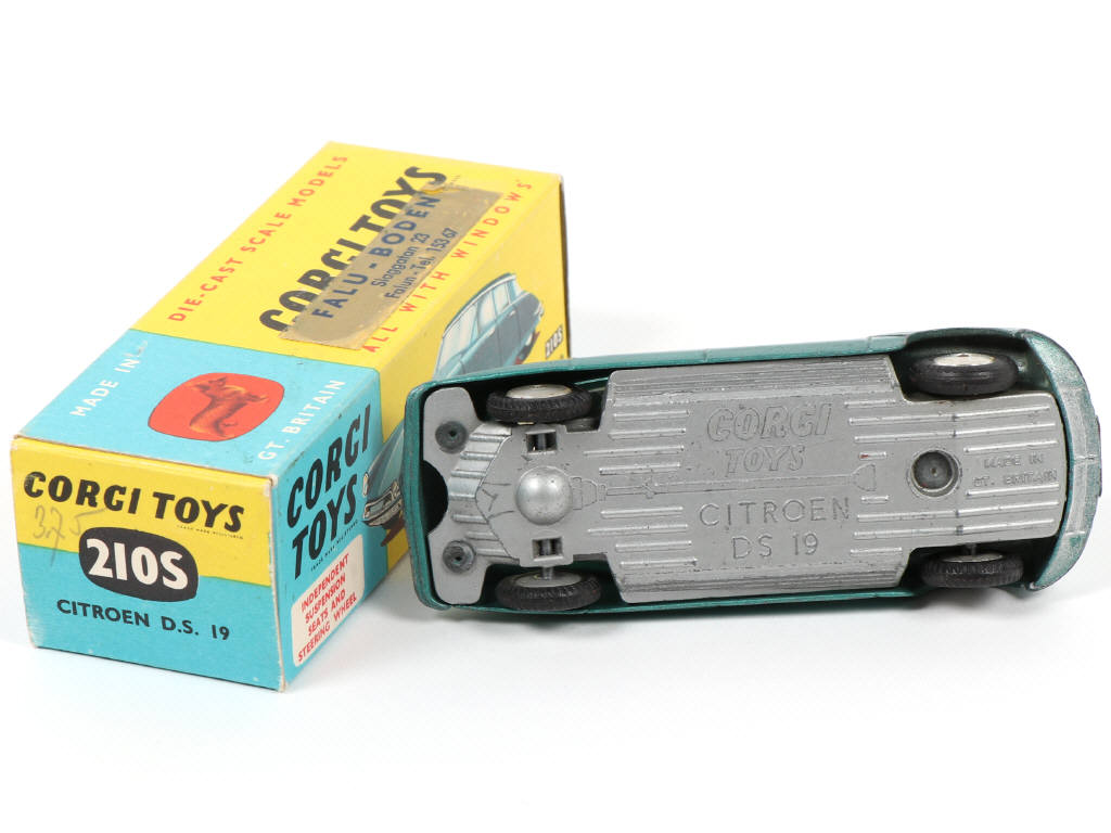 Lot 130 - CORGI TOYS (GB) (1)