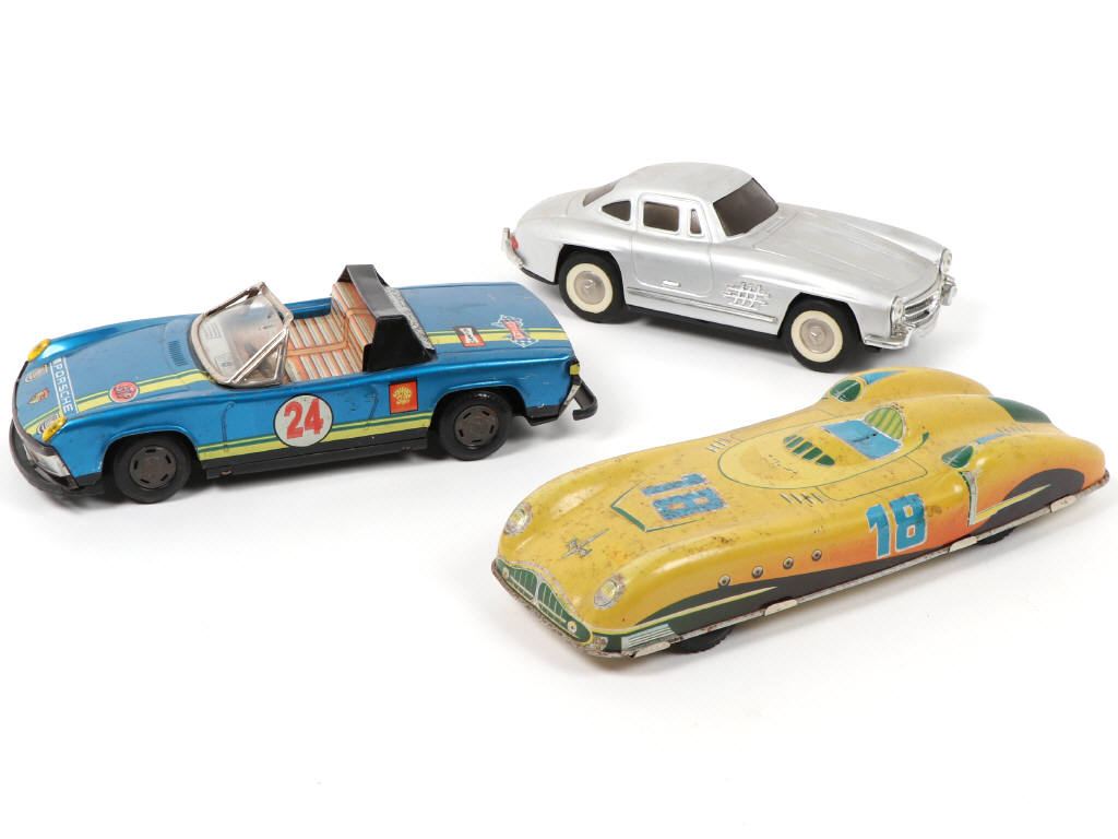 Lot 78 - DIVERS (3)