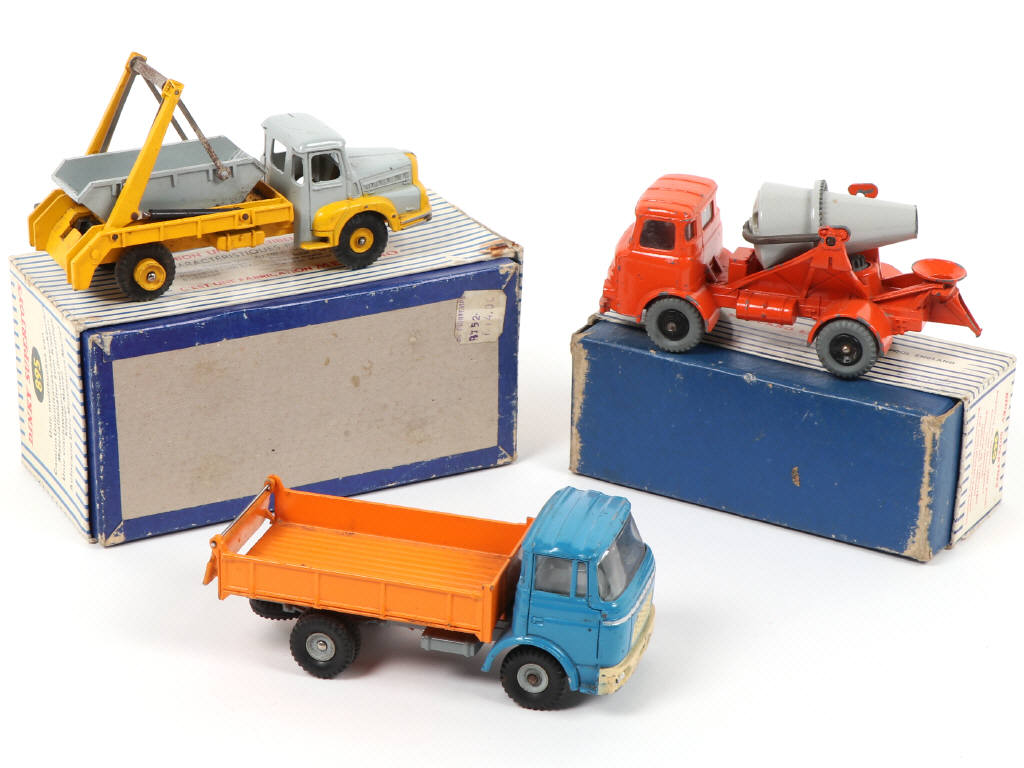 Lot 340 - DINKY TOYS (3)