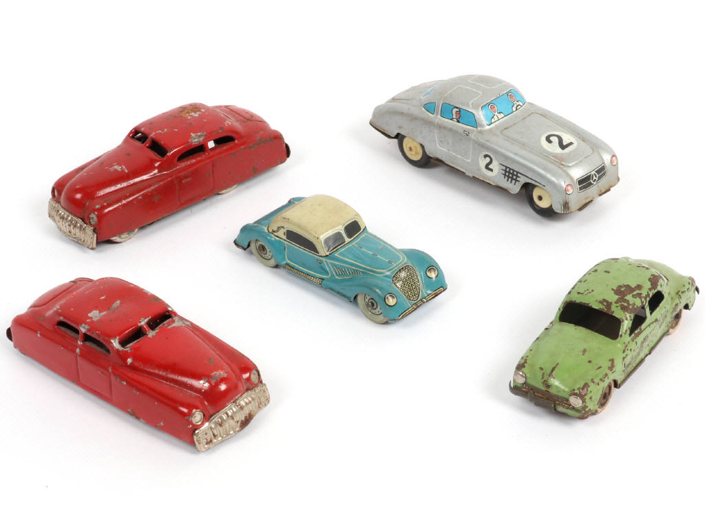 Lot 329 - DIVERS (5)