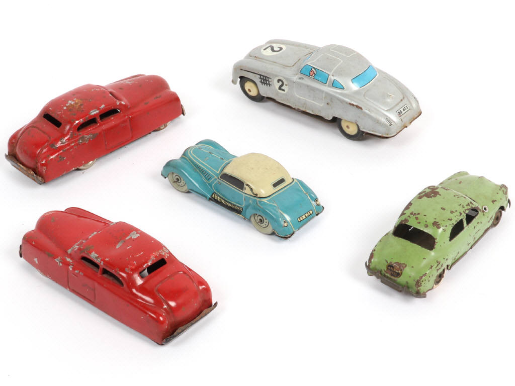 Lot 329 - DIVERS (5)